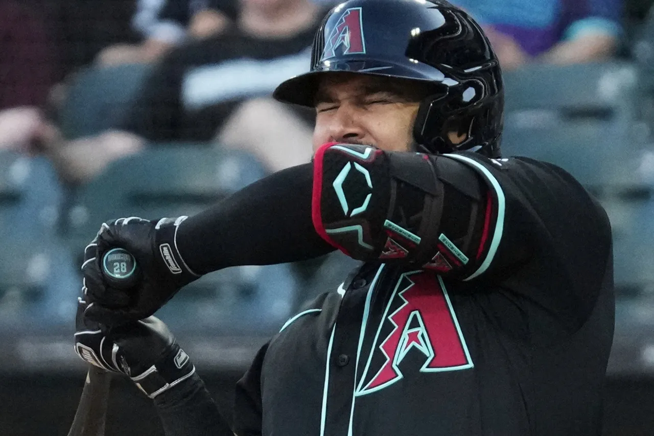 Eugenio Suárez deja el juego de Arizona tras ser golpeado por un lanzamiento