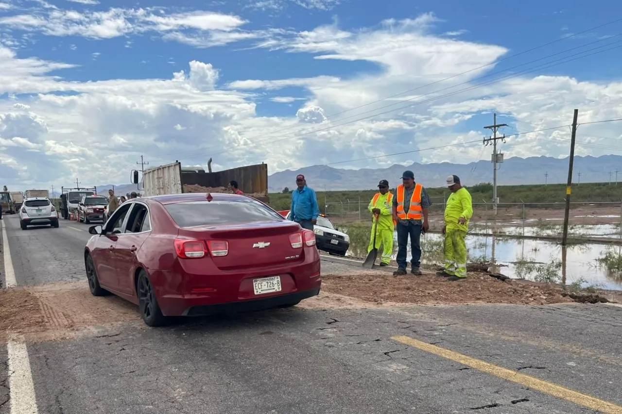 Reabren paso vial por goteo en la carretera Aldama a Ojinaga