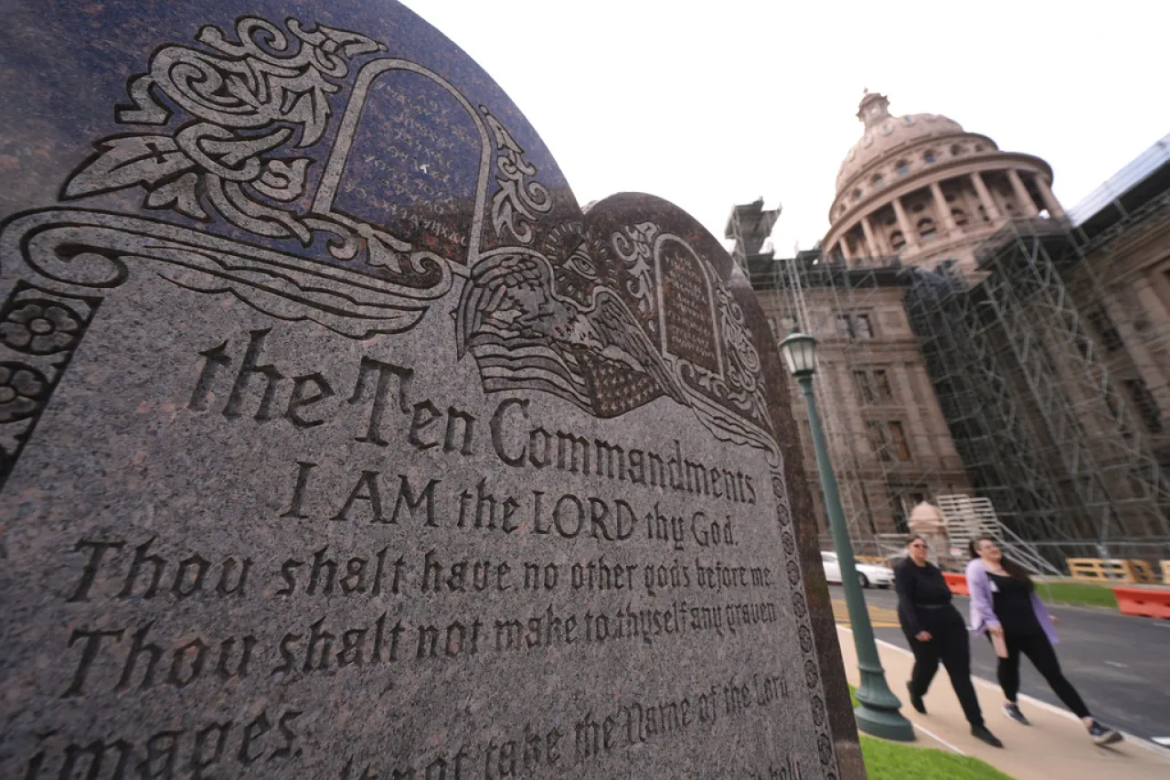 Texas exige los 10 Mandamientos en aulas; anticipan batallas legales