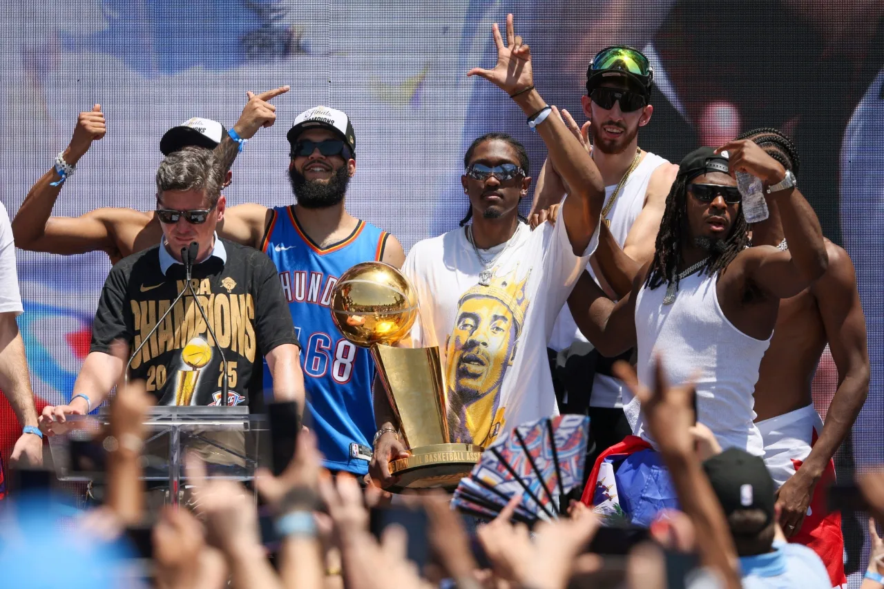Aficionados del Thunder celebran título de la NBA con un desfile
