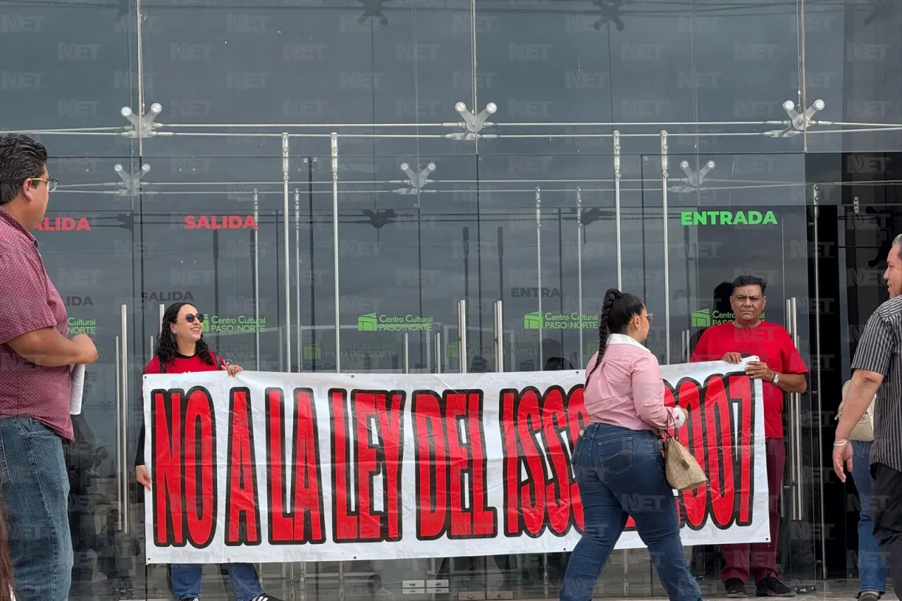 Maestros protestan en foro educativo contra Ley del Issste de 2007