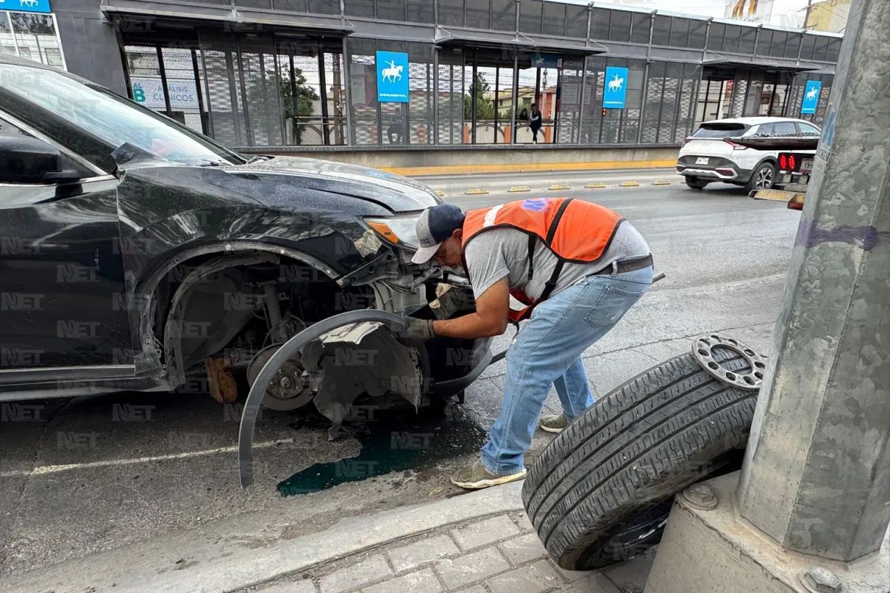 Se le sale la llanta a su camioneta; llevaba a su esposa al trabajo
