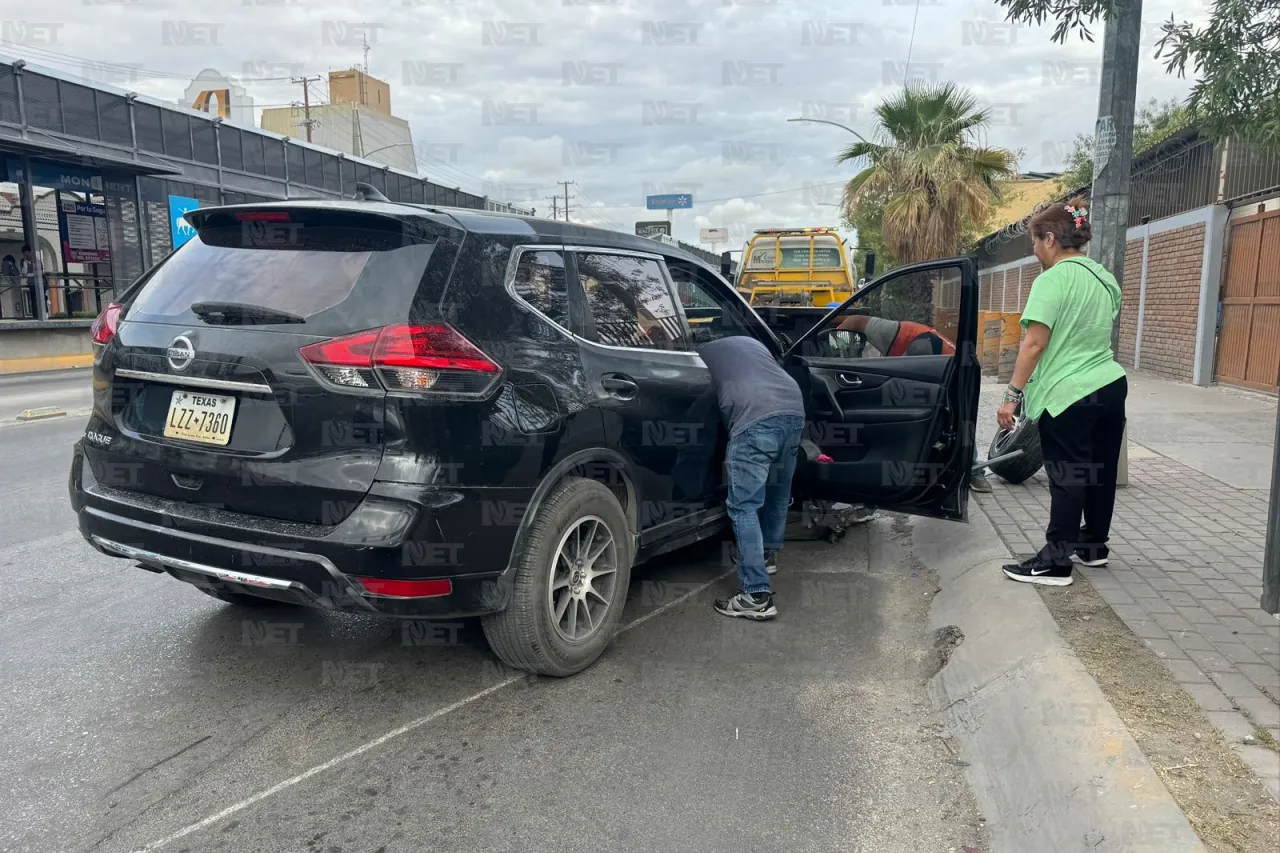 Se le sale la llanta a su camioneta; llevaba a su esposa al trabajo