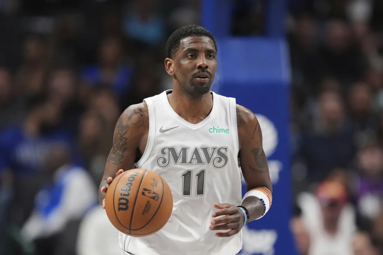 Kyrie Irving y Mavs llegan a acuerdo por 3 años: AP