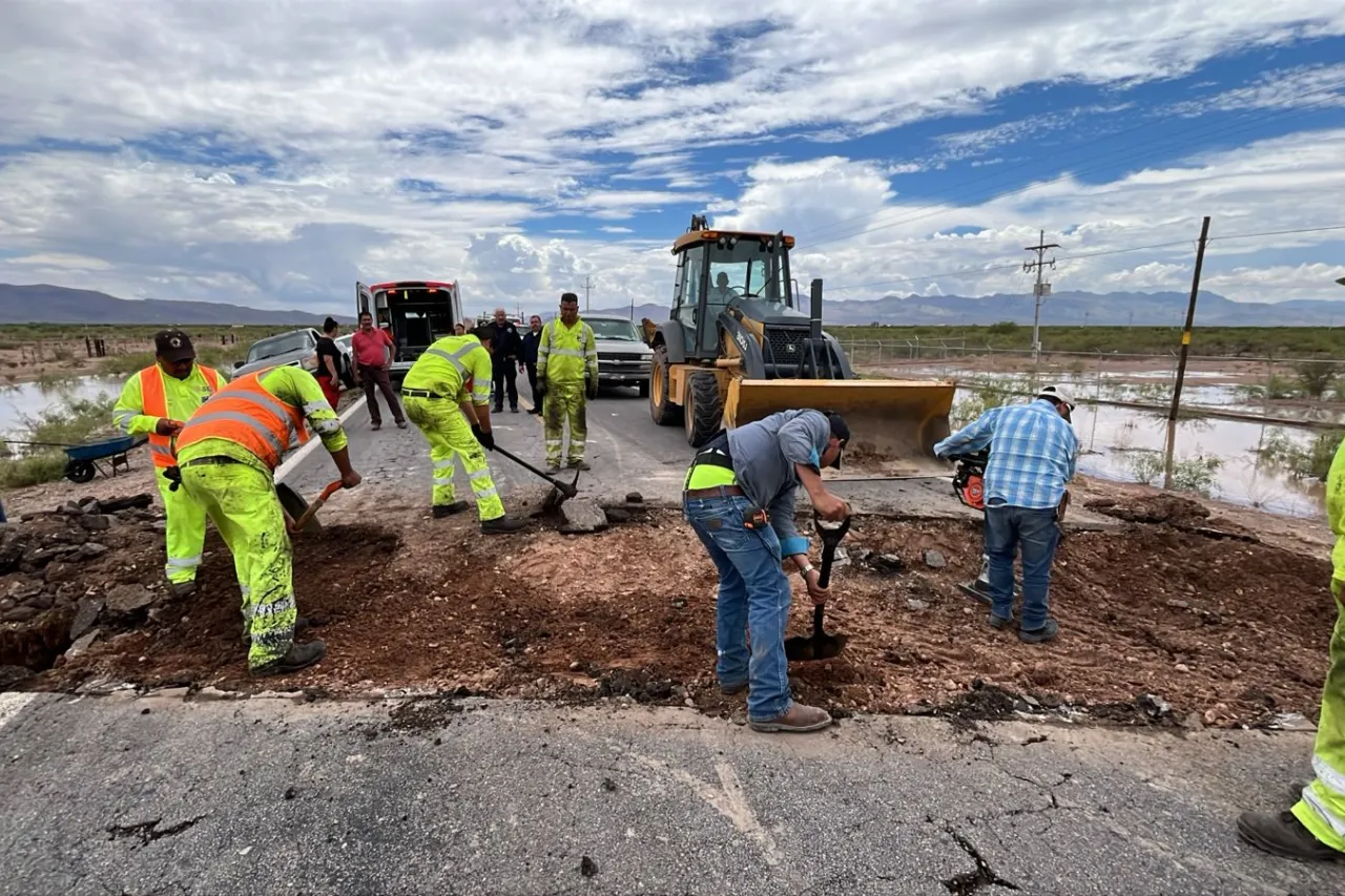 Reabren paso vial por goteo en la carretera Aldama a Ojinaga