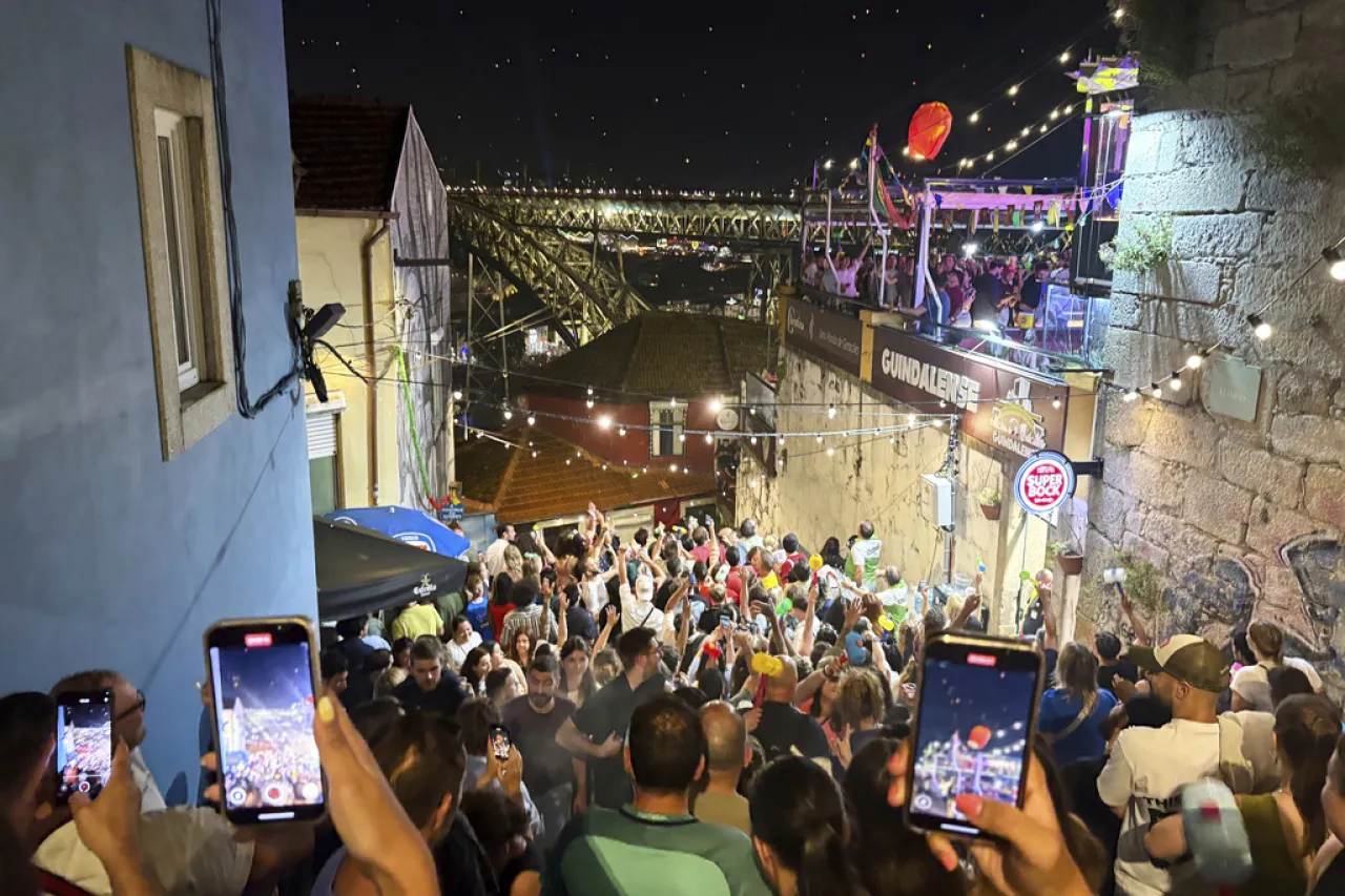 Martillos, sardinas y fuego: así late Oporto en San Juan