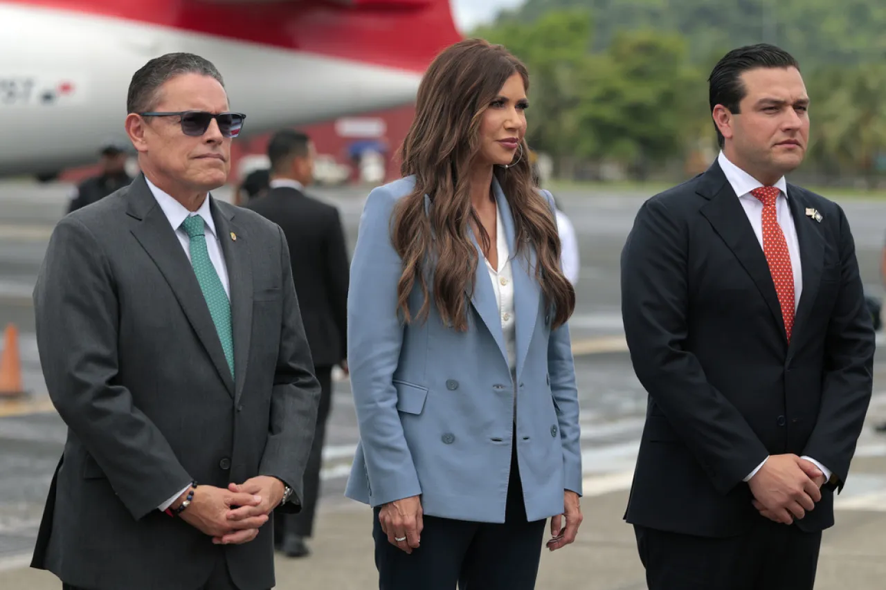 Apoya Kristi Noem deportaciones desde Panamá al iniciar gira por Centroamérica