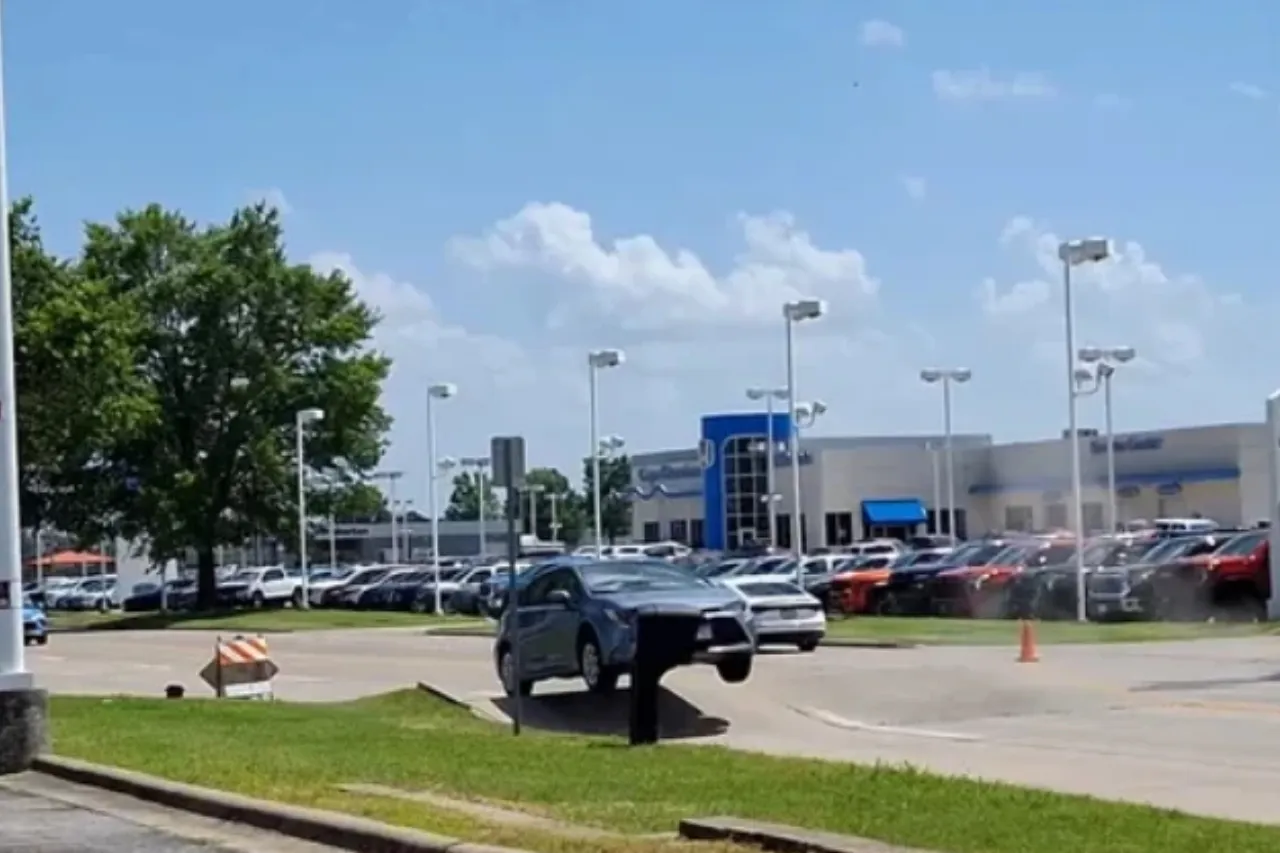 Calor causa explosión de una carretera y auto sale volando