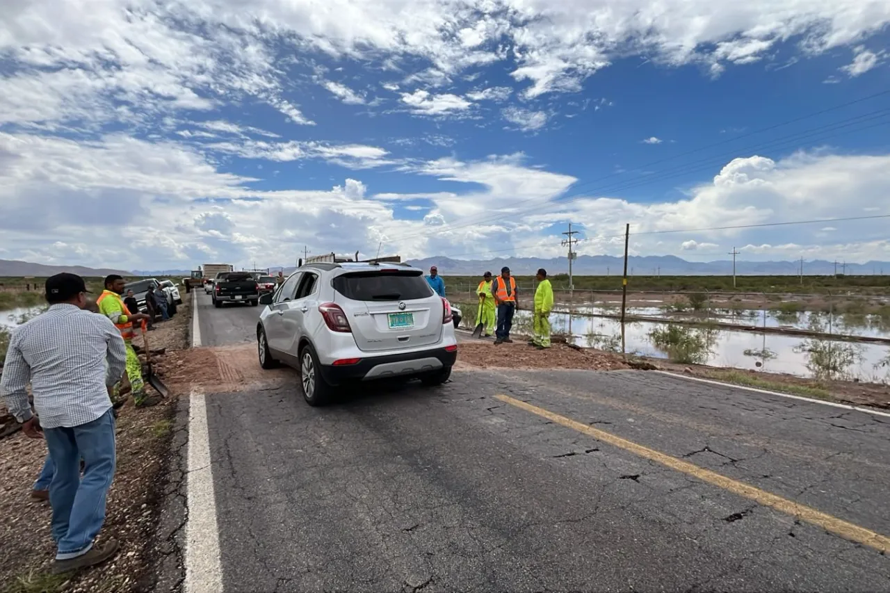 Reabren paso vial por goteo en la carretera Aldama a Ojinaga