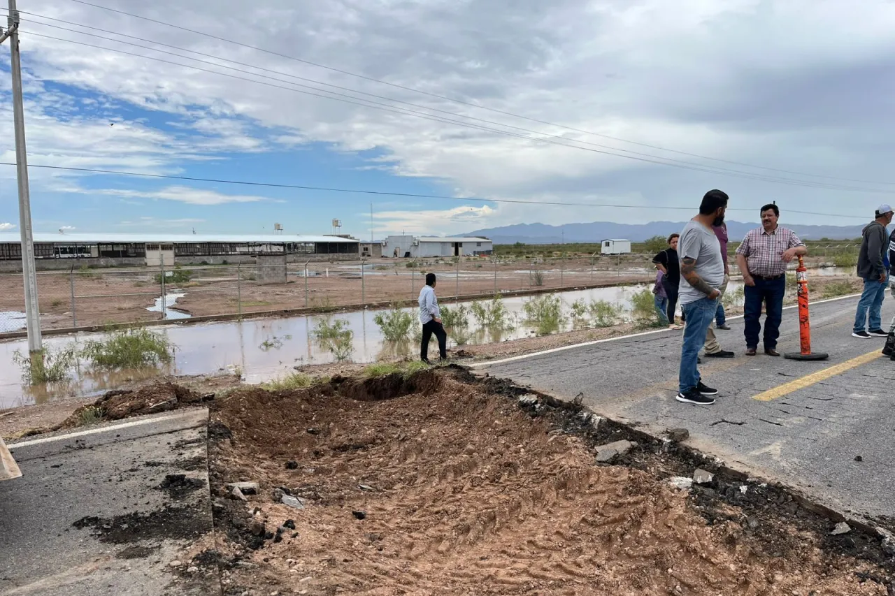 Reabren paso vial por goteo en la carretera Aldama a Ojinaga