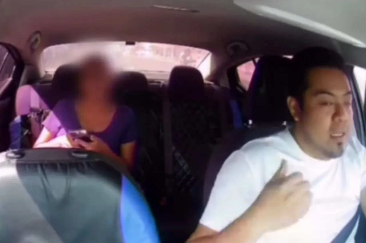 'Me estás acosando'; mujer acusa a chofer de Uber de verla por el retrovisor