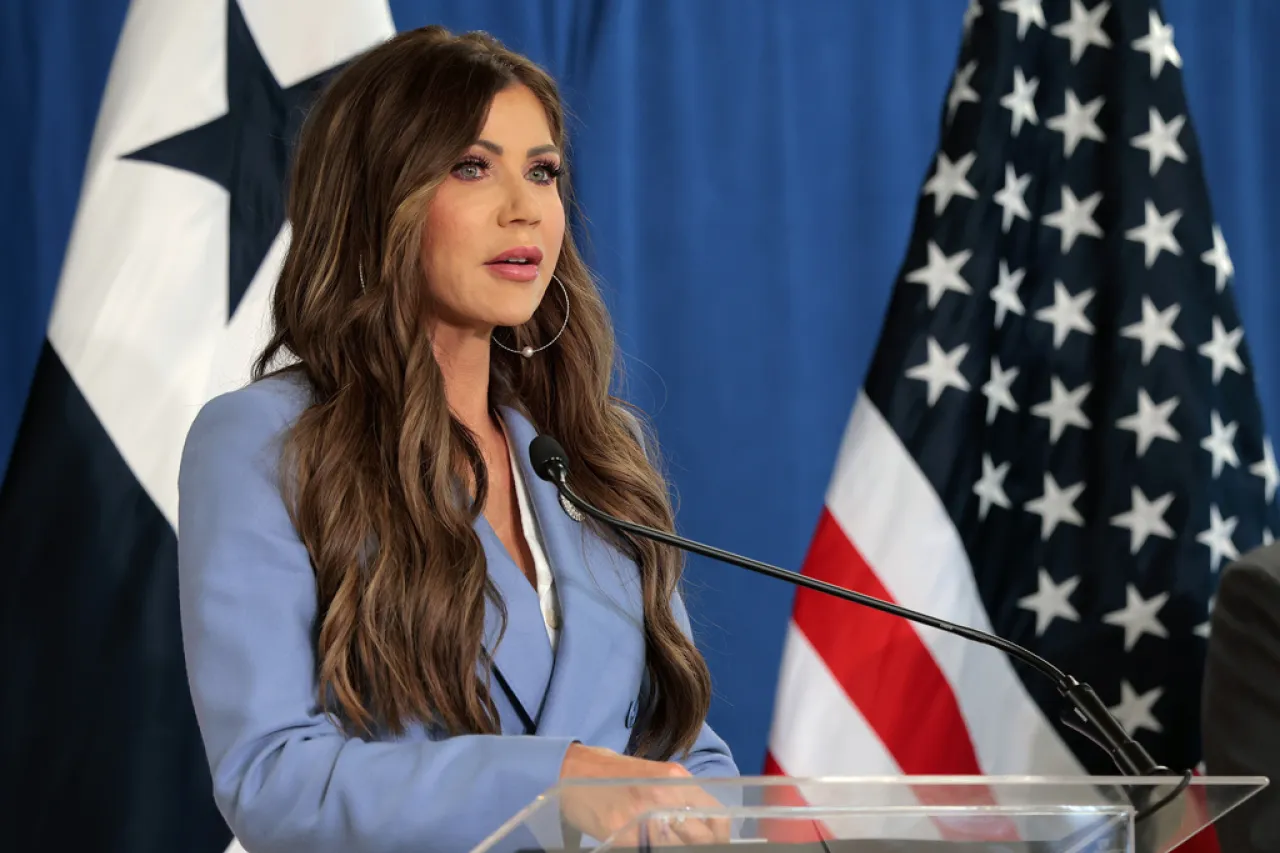 Apoya Kristi Noem deportaciones desde Panamá al iniciar gira por Centroamérica