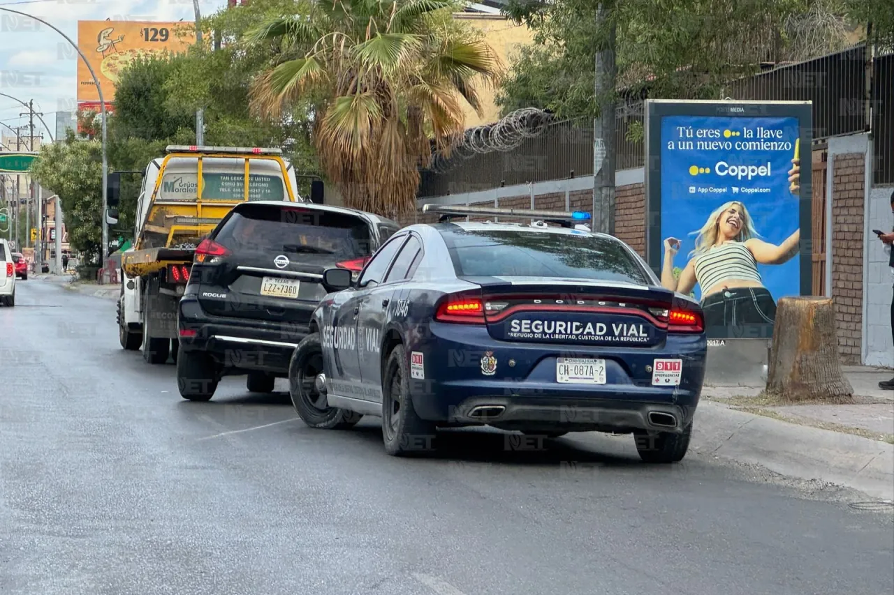 Se le sale la llanta a su camioneta; llevaba a su esposa al trabajo