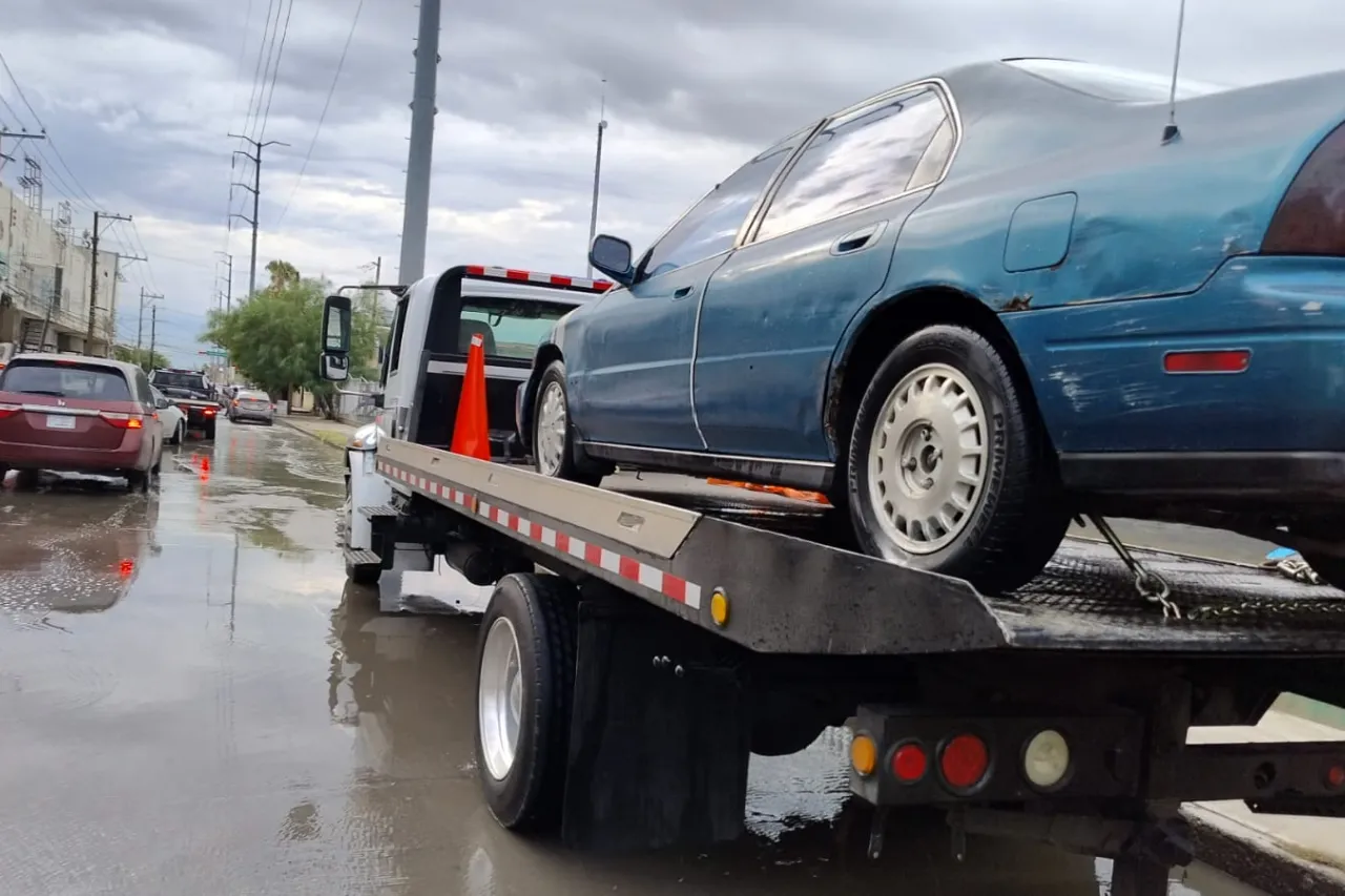 Cinco autos varados y vialidades cerradas tras lluvias en Juárez