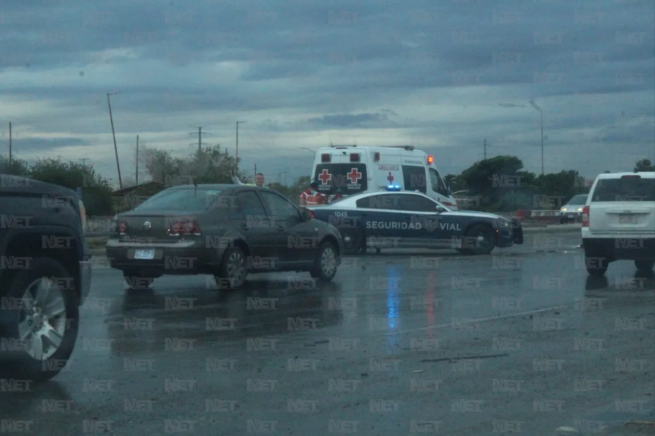 Camión choca en la Heroico y cierra paso hacia Pérez Serna