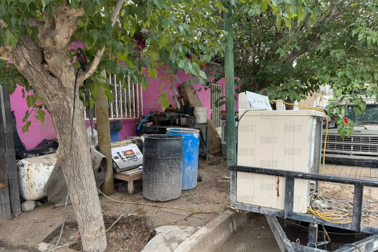 Tras 12 horas, continúan habitantes del poniente sacando lodo y pertenencias