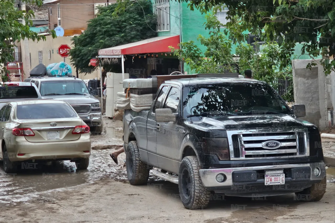 Tras 12 horas, continúan habitantes del poniente sacando lodo y pertenencias