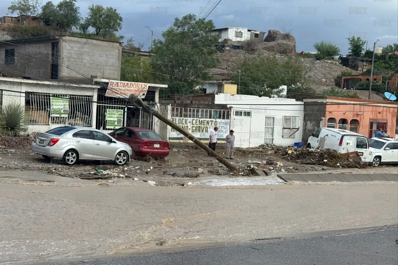 Lluvias arrancan pavimento de las vialidades al poniente de Juárez