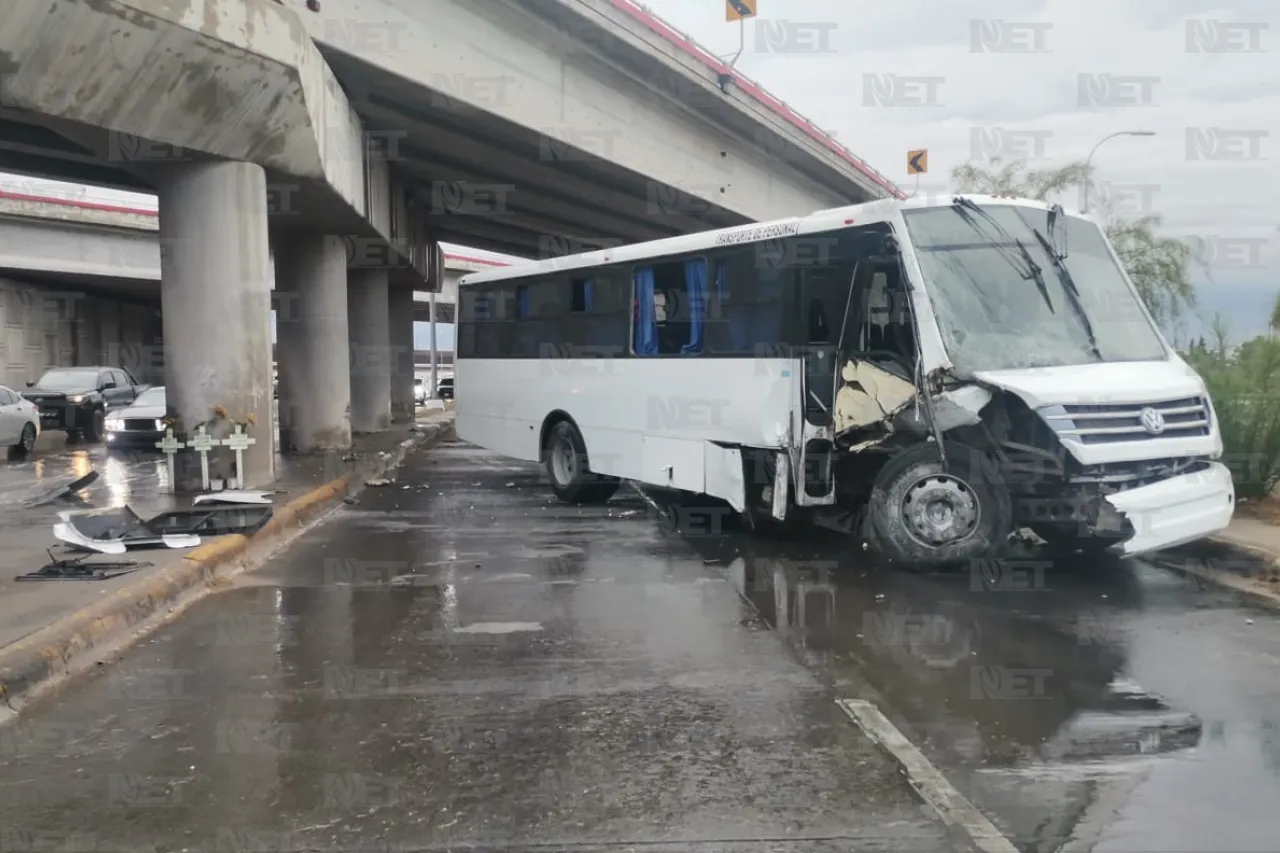 Camión choca en la Heroico y cierra paso hacia Pérez Serna