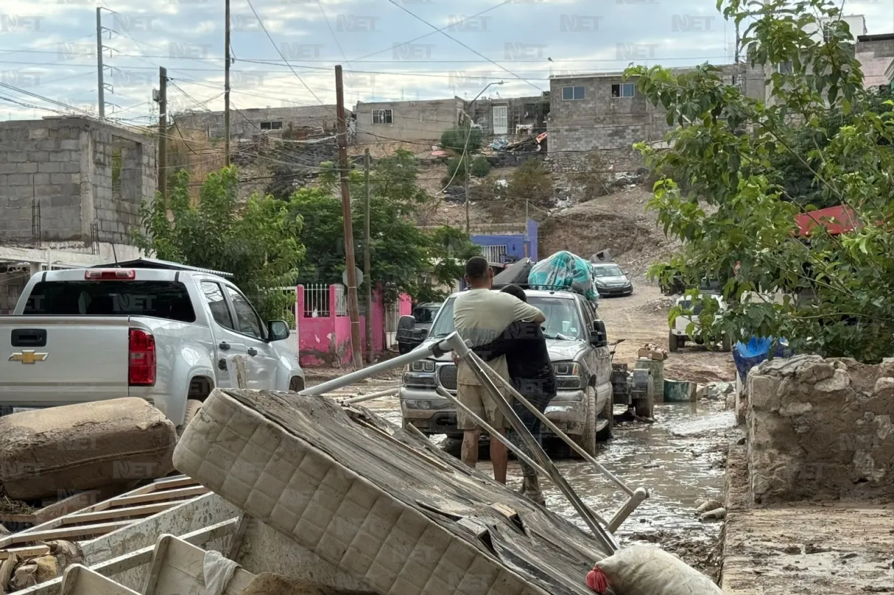 Tras 12 horas, continúan habitantes del poniente sacando lodo y pertenencias