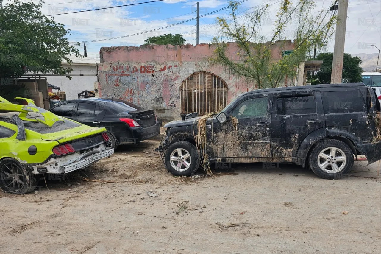 Tras 12 horas, continúan habitantes del poniente sacando lodo y pertenencias