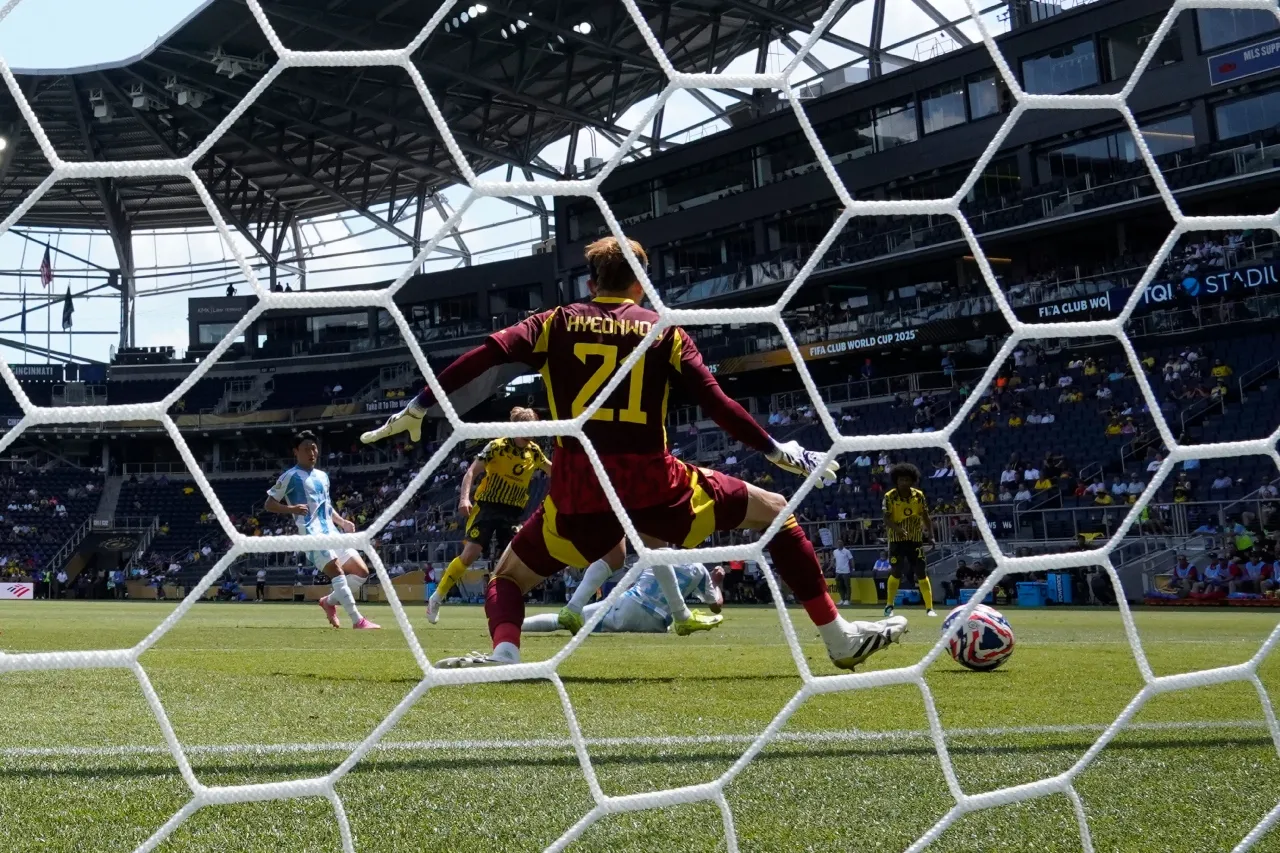 Borussia Dortmund sufre otra vez, pero avanza a octavos en el Mundial de Clubes