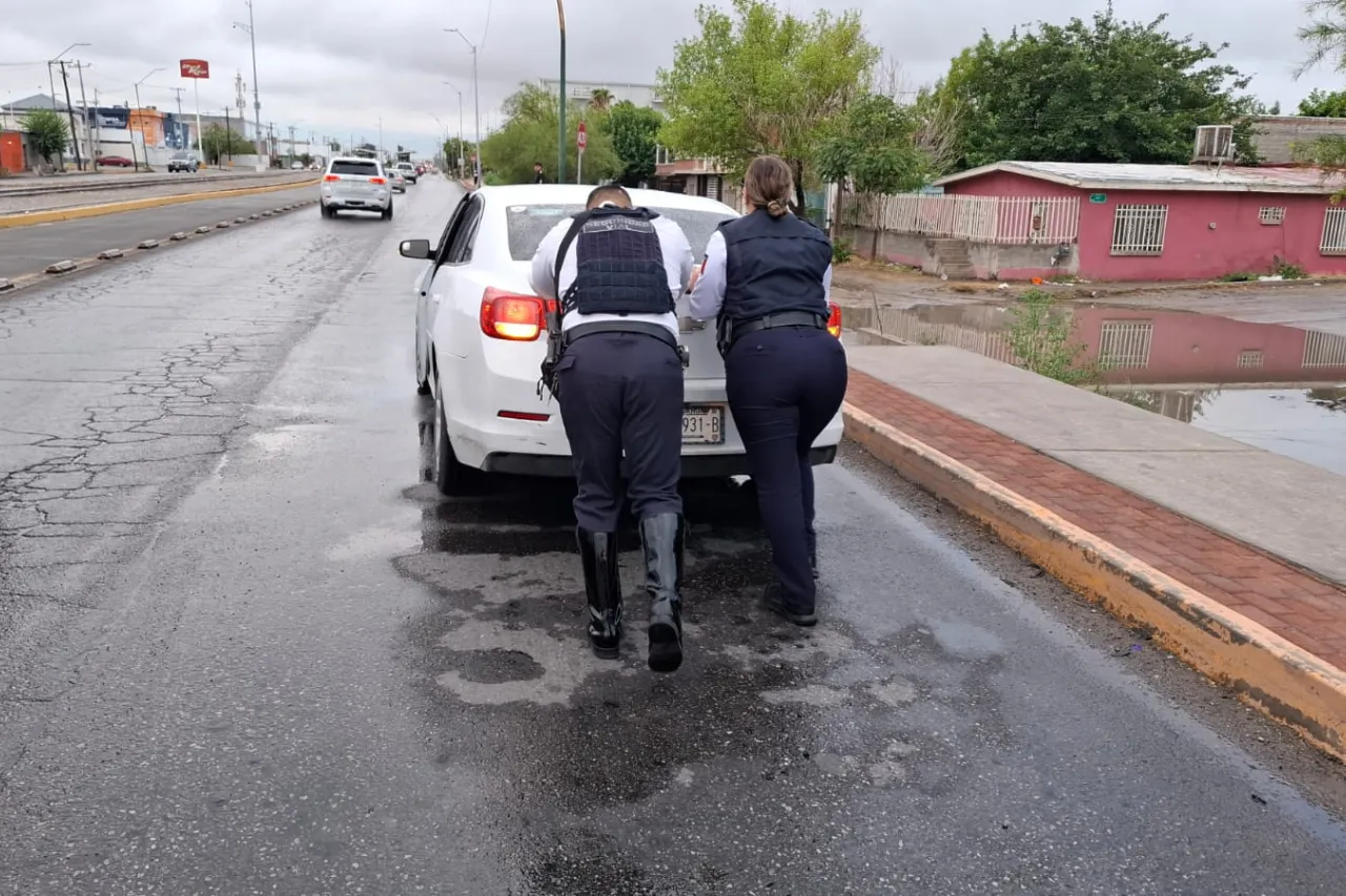 Cinco autos varados y vialidades cerradas tras lluvias en Juárez