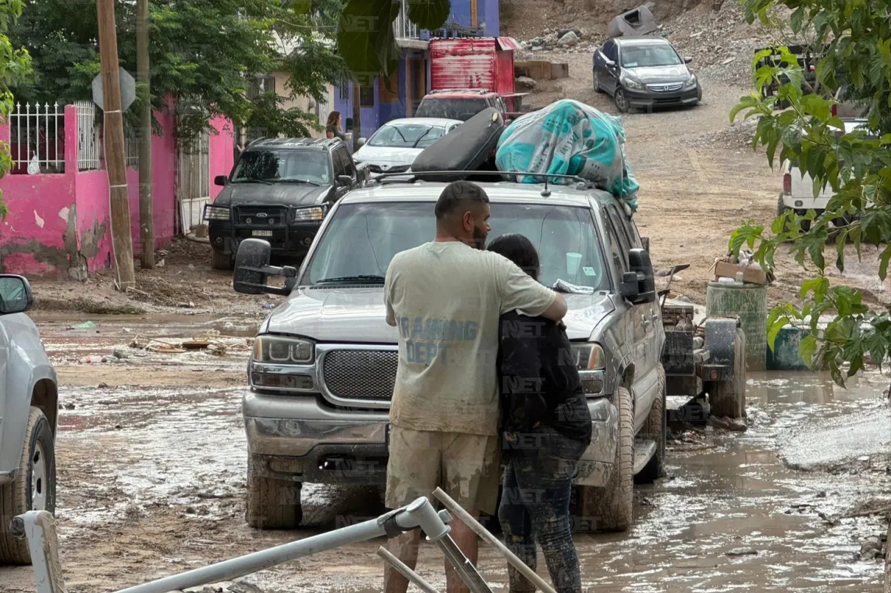 Tras 12 horas, continúan habitantes del poniente sacando lodo y pertenencias