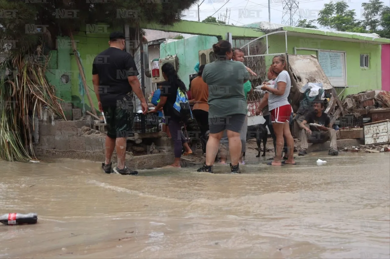 Llegan dependencias municipales a ayudar a vecinos afectados por lluvias