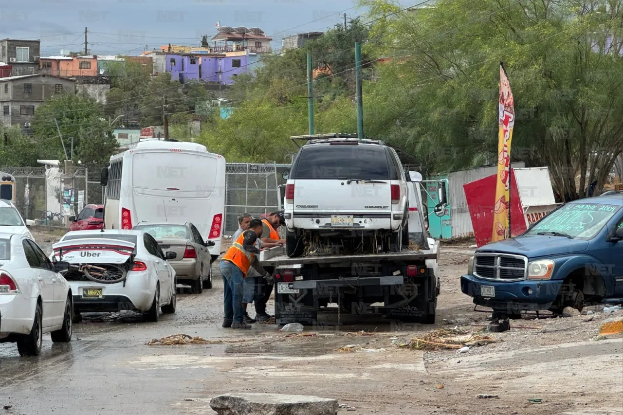 Lluvias arrancan pavimento de las vialidades al poniente de Juárez