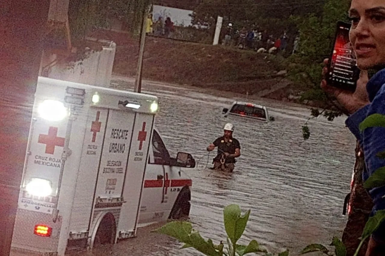Protección Civil y Cruz Roja atienden inundaciones en Creel