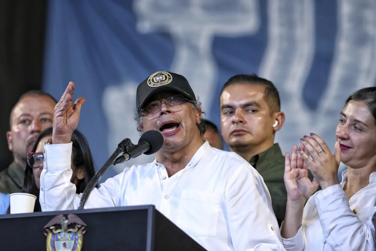 Petro firma nueva ley laboral en Colombia