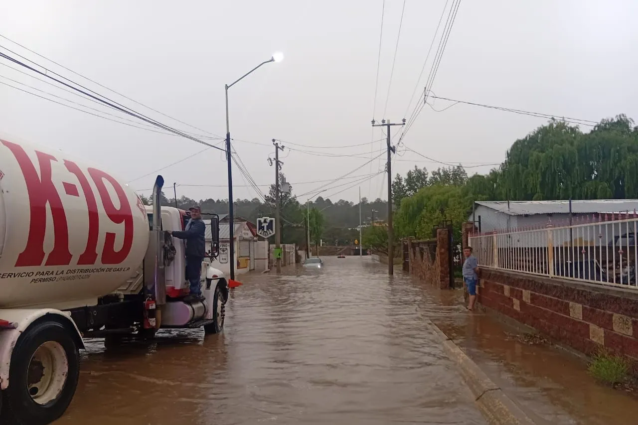Protección Civil y Cruz Roja atienden inundaciones en Creel