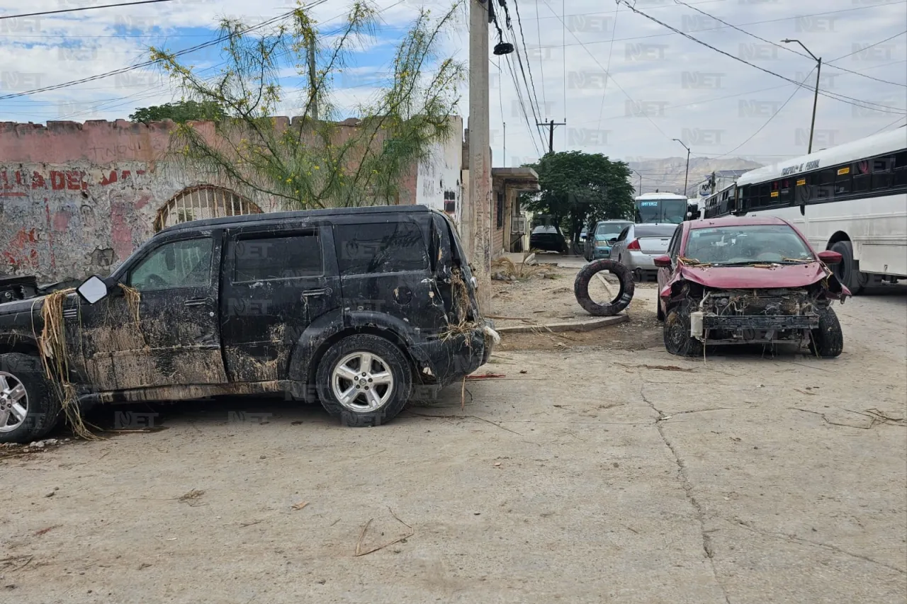 Tras 12 horas, continúan habitantes del poniente sacando lodo y pertenencias