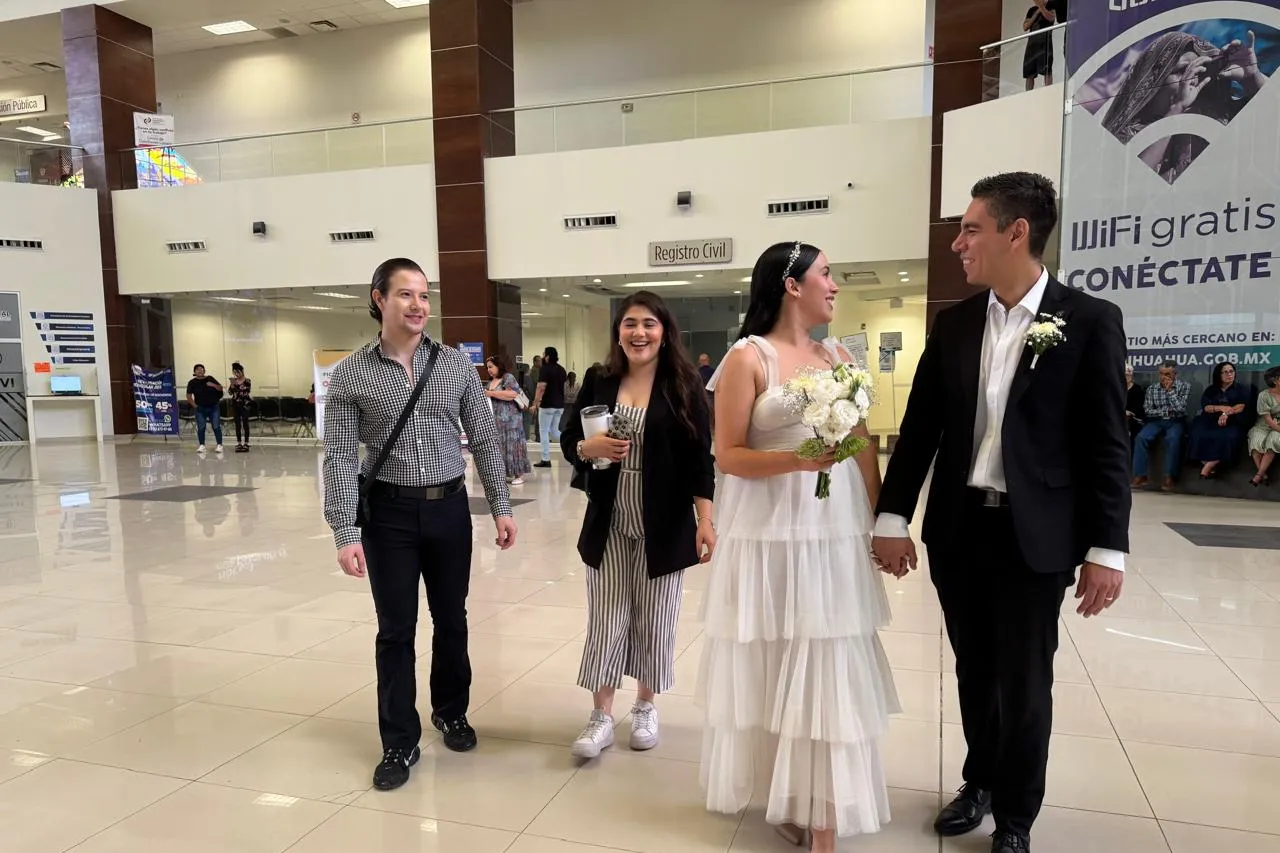 Pareja firma su amor durante día de lluvia en Juárez