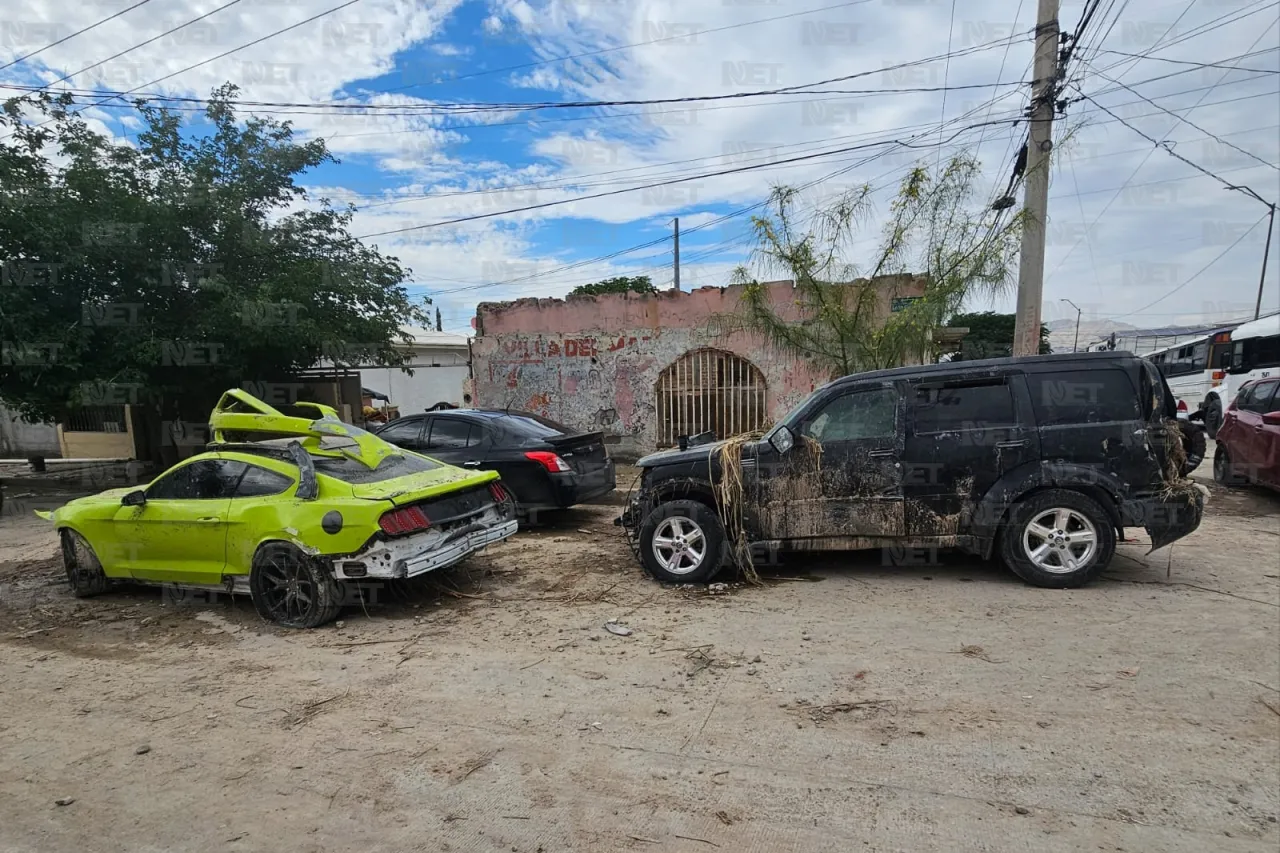 Tras 12 horas, continúan habitantes del poniente sacando lodo y pertenencias