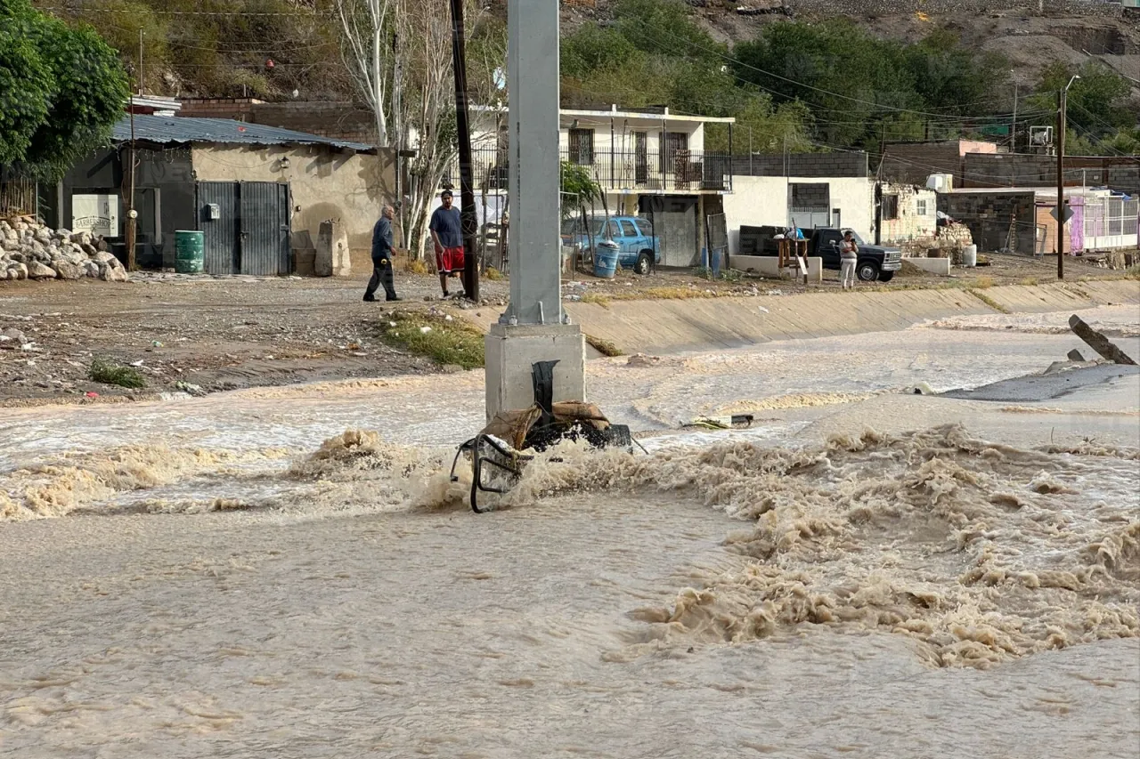 Lluvia intensa dejó 30 mm en norponiente; hubo autos arrastrados