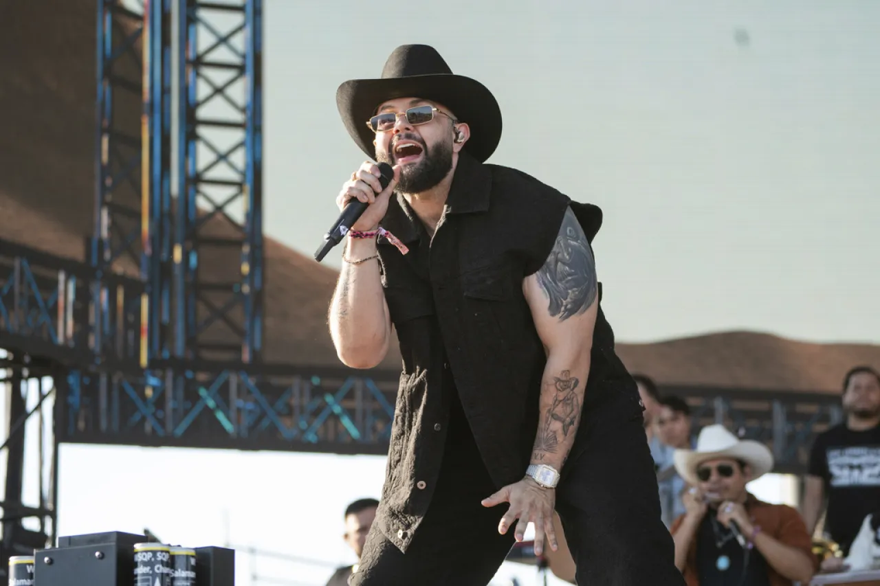 Carín León, Myke Towers y Laura Pausini participarán en la Semana Billboard