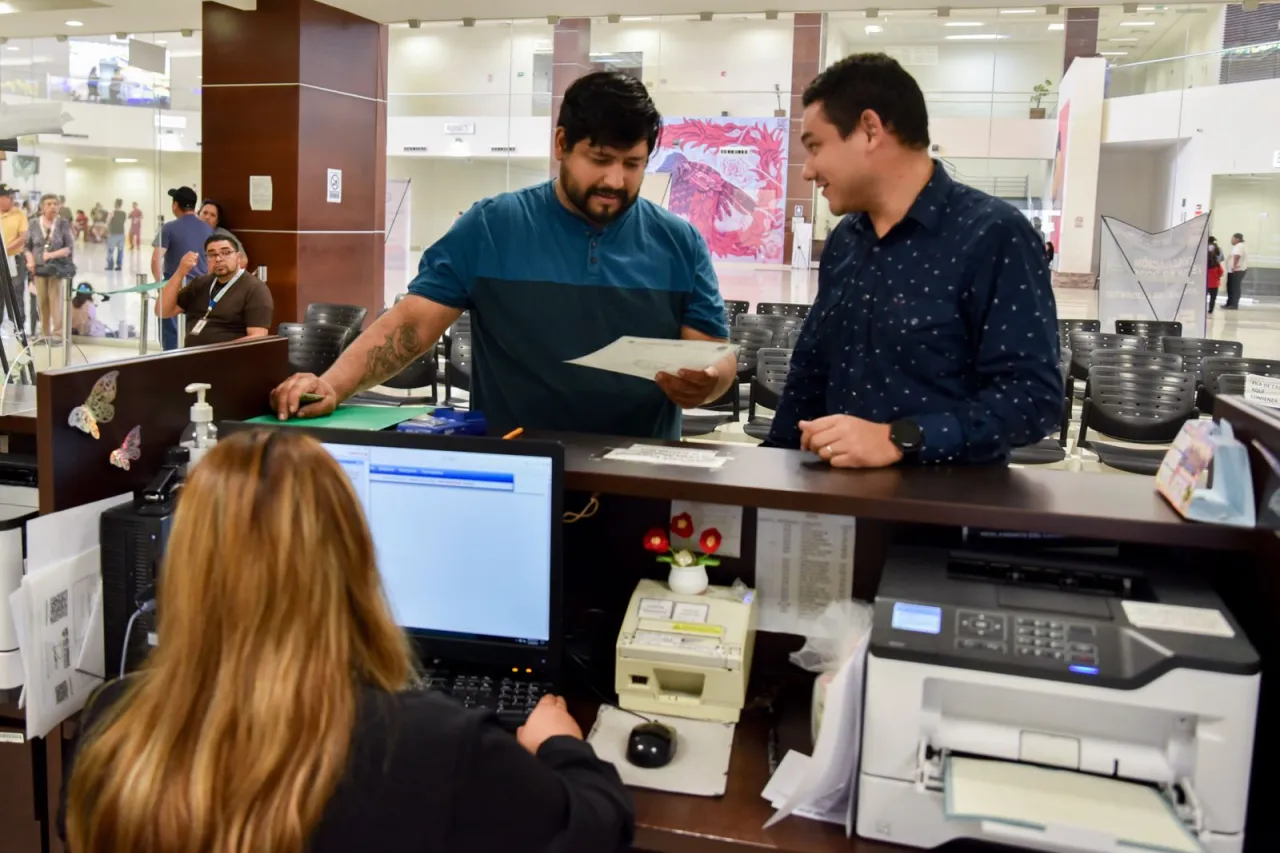 Juárez: A sus 34 años, sus padres lo llevan a registrarse