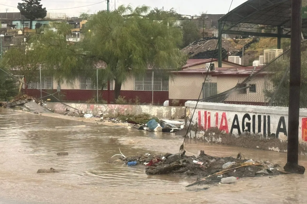 Lluvias derriban barda de Primaria Juan de la Barrera