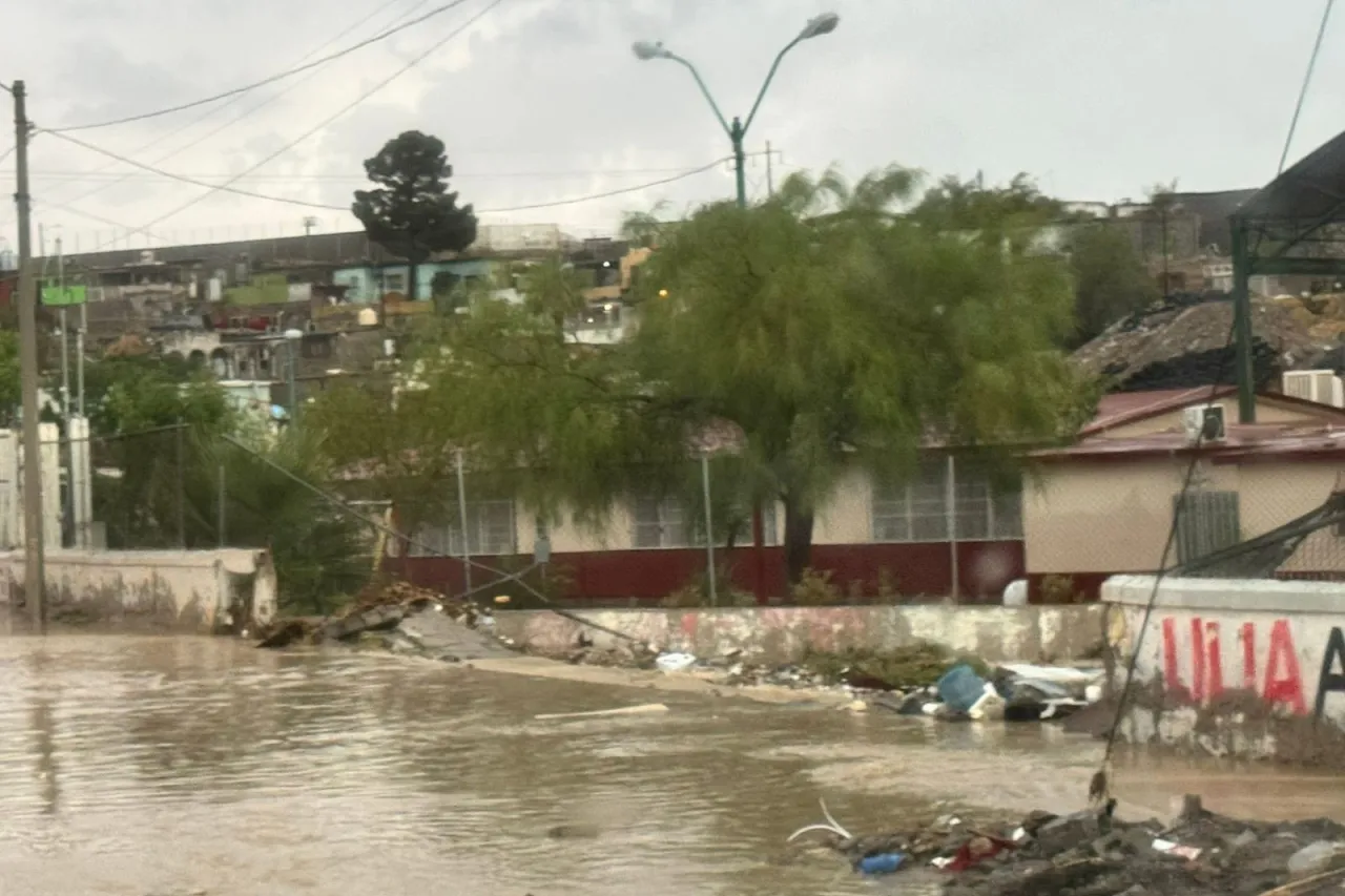 Lluvias derriban barda de Primaria Juan de la Barrera