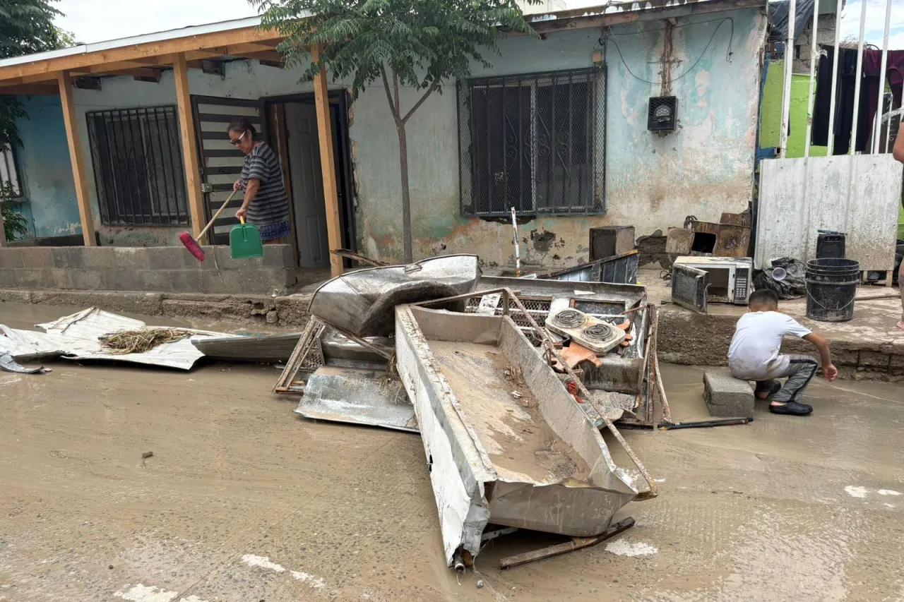 Gobierno estatal atiende a familias afectadas por temporal en Juárez