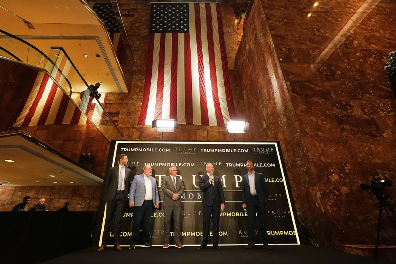 Trump suaviza su lema: del 'Hecho en EU' al 'Orgullosamente estadunidense'