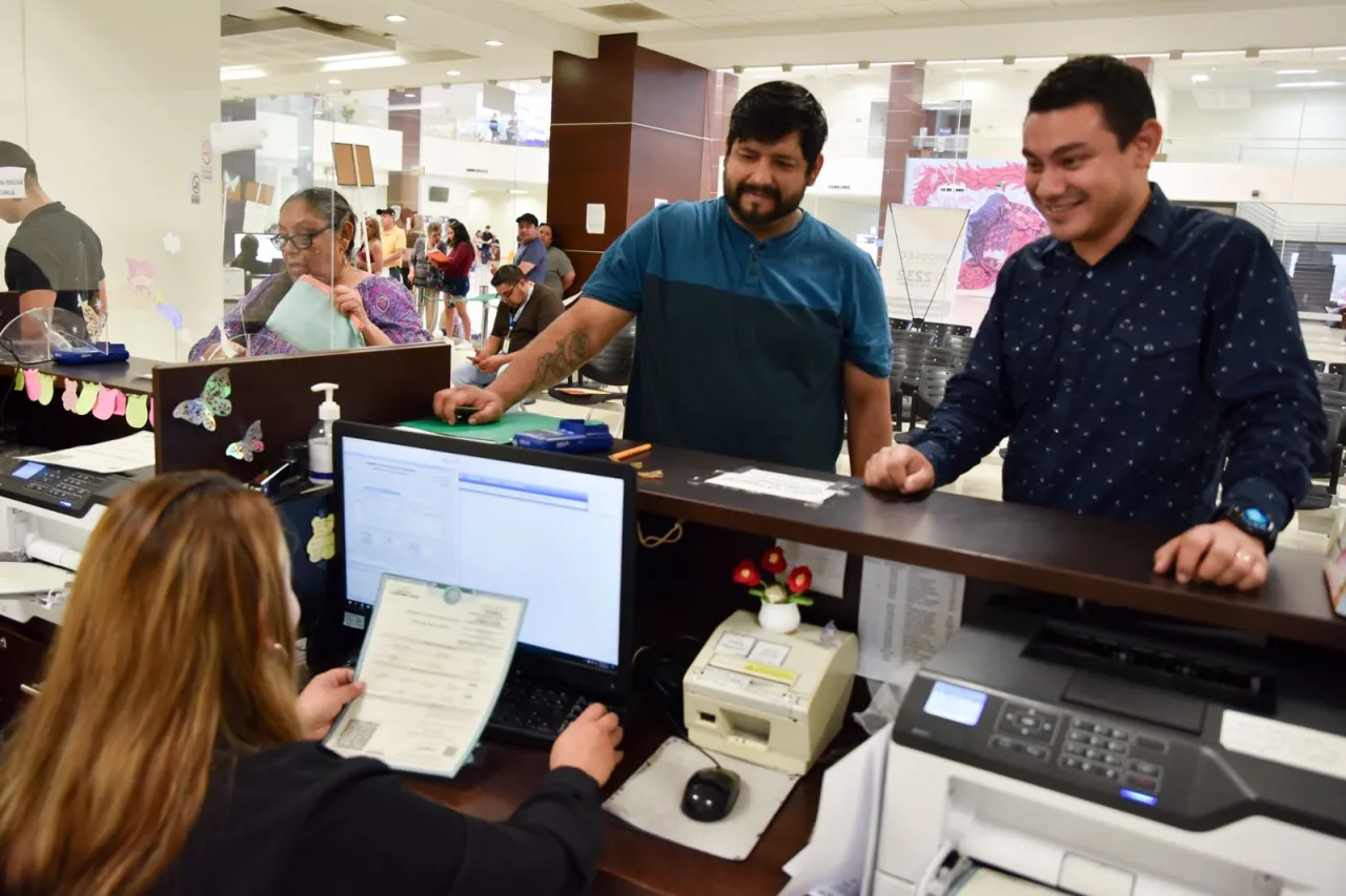 Juárez: A sus 34 años, sus padres lo llevan a registrarse