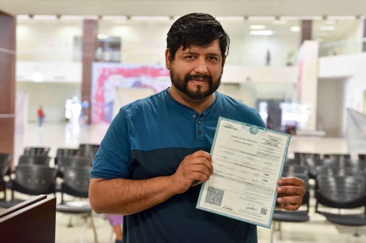 Juárez: A sus 34 años, sus padres lo llevan a registrarse