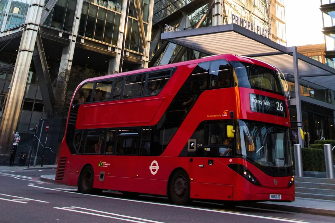 Autobús de 2 pisos con estudiantes cae en río en Inglaterra