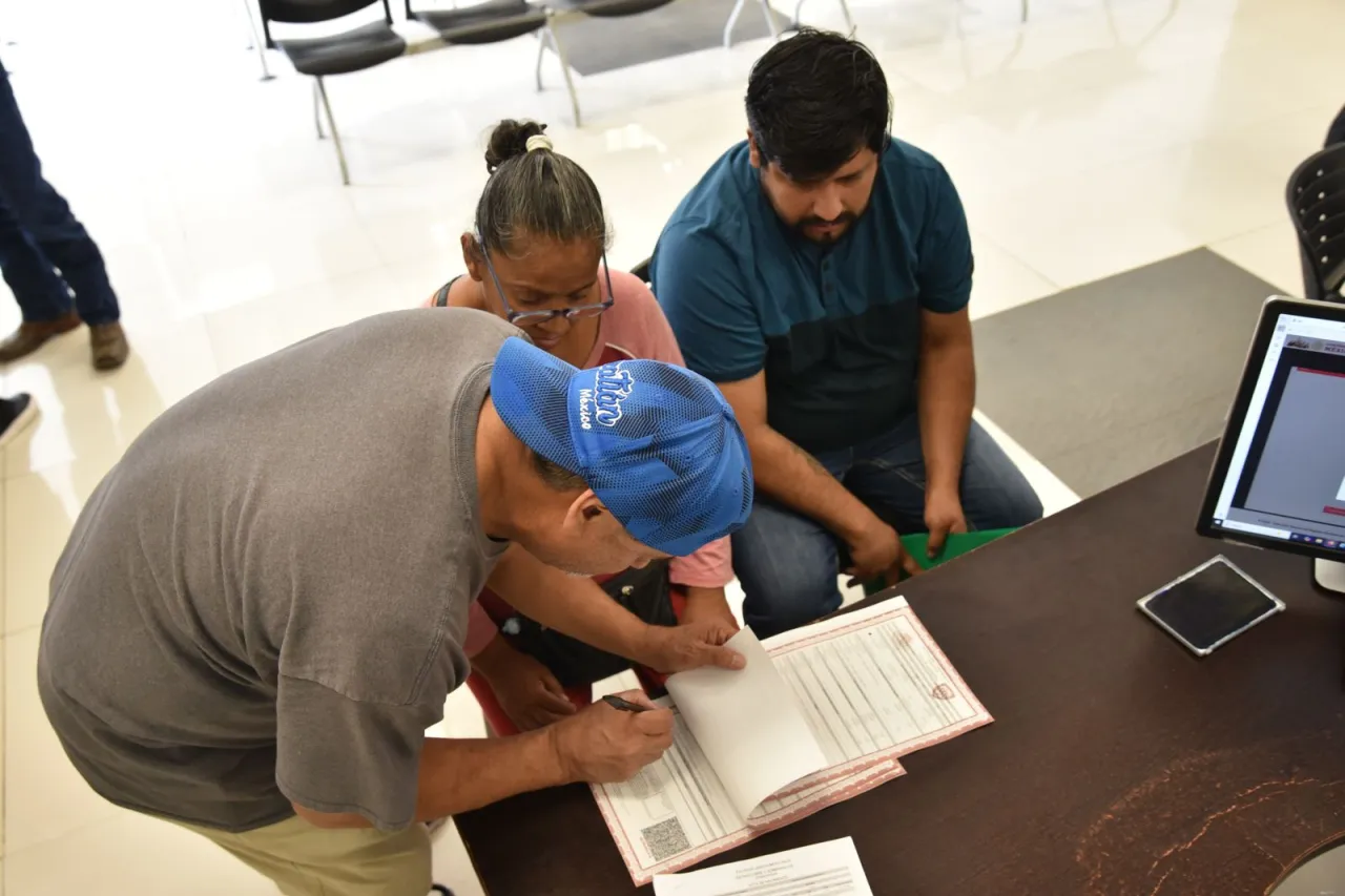 Juárez: A sus 34 años, sus padres lo llevan a registrarse