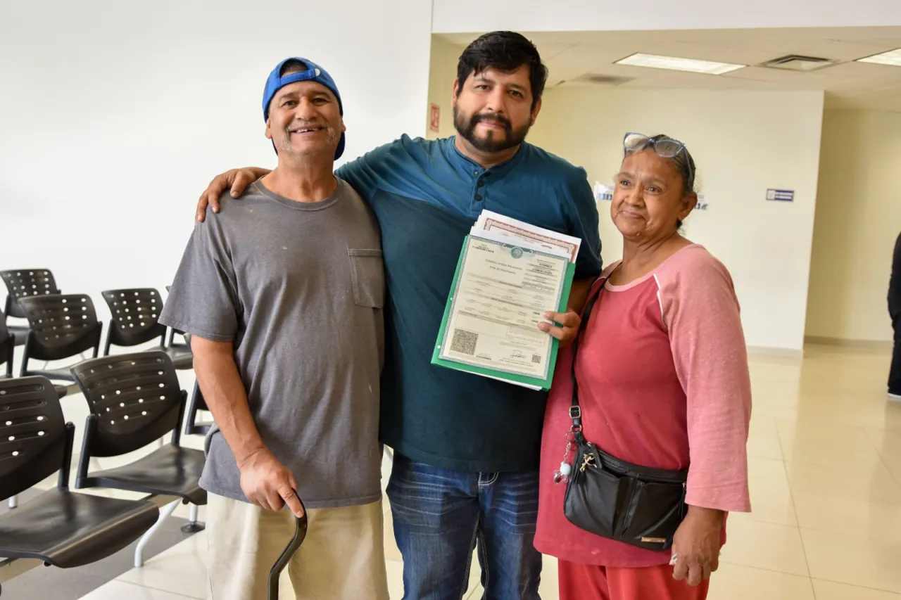 Juárez: A sus 34 años, sus padres lo llevan a registrarse