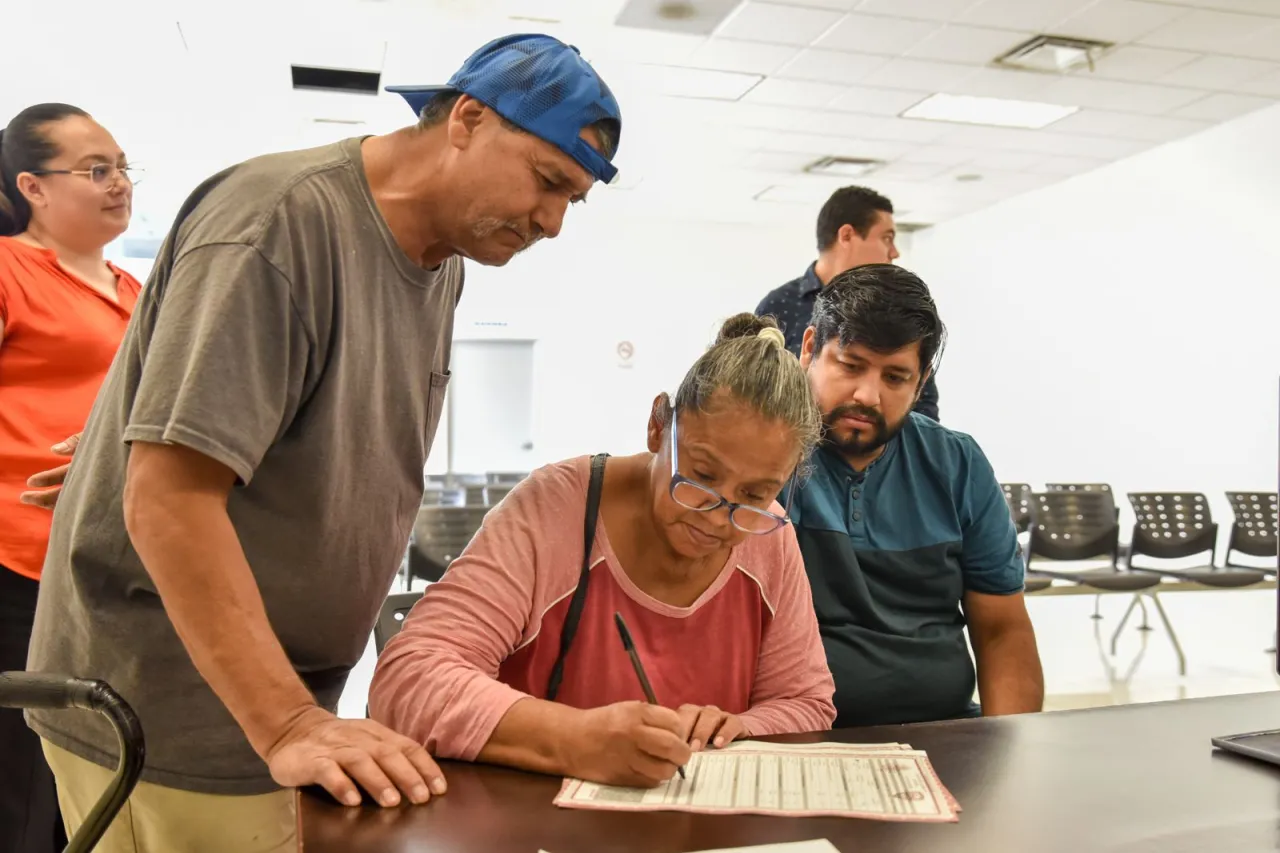 Juárez: A sus 34 años, sus padres lo llevan a registrarse