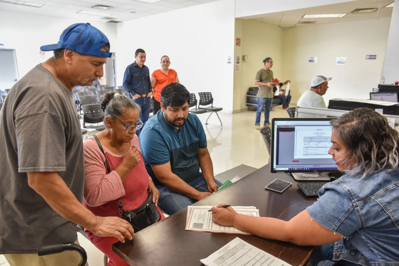 Juárez: A sus 34 años, sus padres lo llevan a registrarse